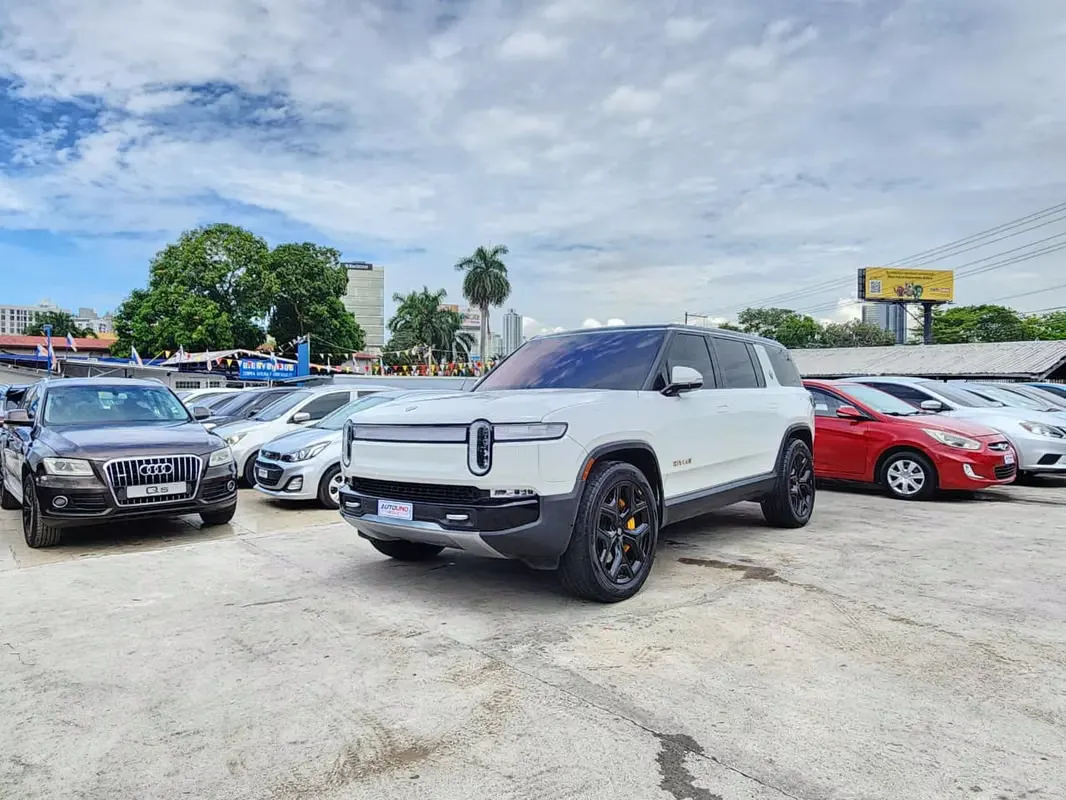2023 Rivian R1s