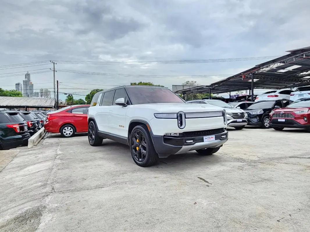 2023 Rivian R1s