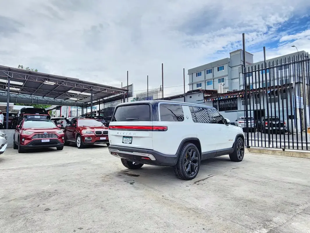2023 Rivian R1s