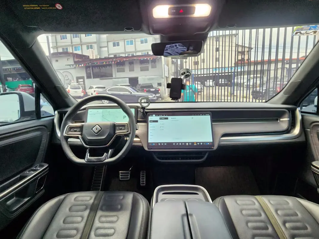 2023 Rivian R1s