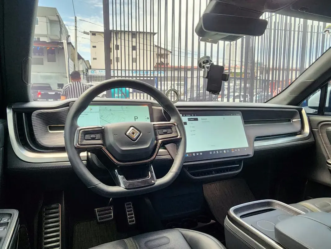 2023 Rivian R1s